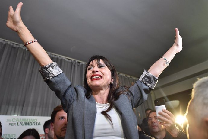 La candidato del Centrosinistra Stefania Proietti festeggia dopo la vittoria per l&#x2019;elezione a presidente della regione Umbria a Perugia, Italia - 18 novembre 2024 (Photo Roberto Settonce/LaPresse)Centrosinistra candidate Stefania Proietti celebrate