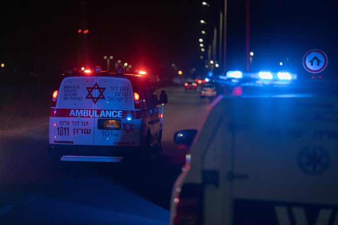 Archivo - 13 October 2024, Israel, Binyamina: Emergency services and police block the road to the scene of a drone strike by Hezbollah. At least 40 people have been injured in a drone attack on the northern Israeli town of Binyamina, according to the nati