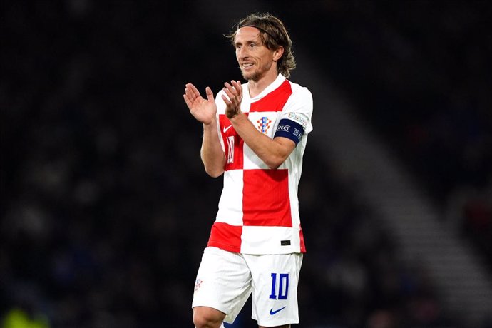 15 November 2024, United Kingdom, Glasgow: Croatia's Luka Modric applauds his team-mates during the UEFA Nations League Group A1 soccer match between Scotland and Croatia at Hampden Park. Photo: Andrew Milligan/PA Wire/dpa