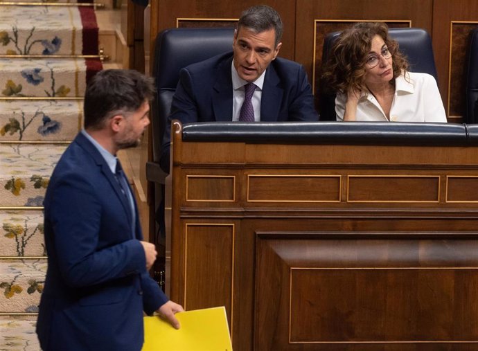 Archivo - El portavoz de ERC en el Congreso, Gabriel Rufián, pasa delante del presidente del Gobierno, Pedro Sánchez y la vicepresidenta primera y ministra de Hacienda, María Jesús Montero, durante una sesión plenaria, en el Congreso de los Diputados, a 2