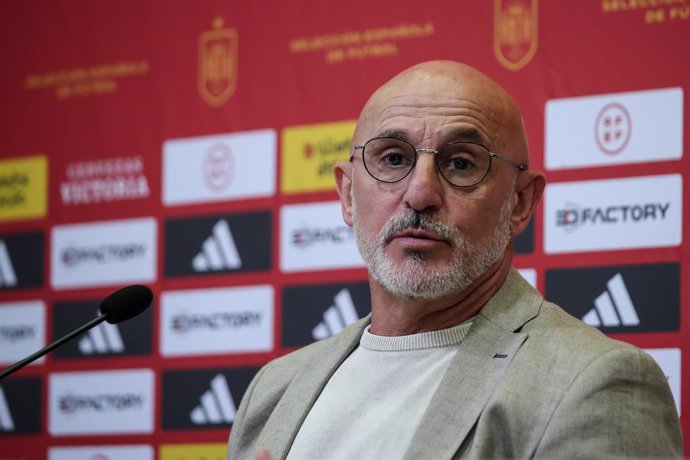 Archivo - Luis de la Fuente, national coach of the Spanish soccer team attends the media during his press conference after announcing the list of players called up for the Nations League at Ciudad del Futbol on June 02, 2023, in Las Rozas, Madrid, Spain.