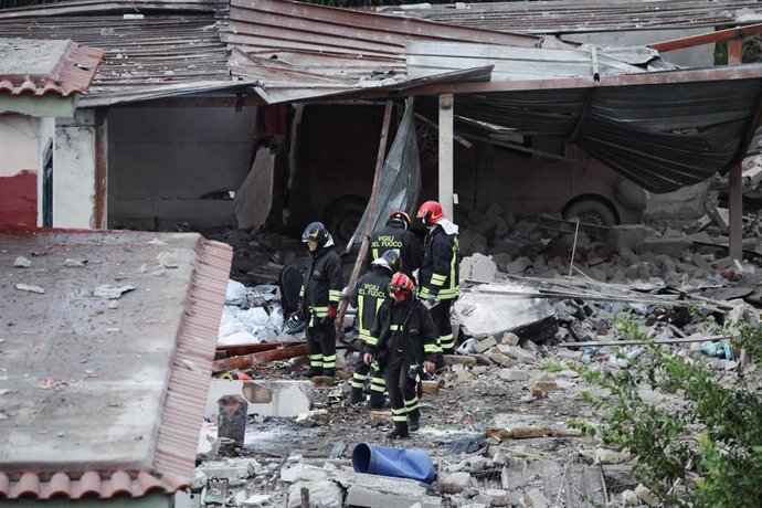 Equipos de rescate trabajan tras una explosión en un almacén con artefactos pirotécnicos en Ercolano, cerca de Nápoles (Italia)