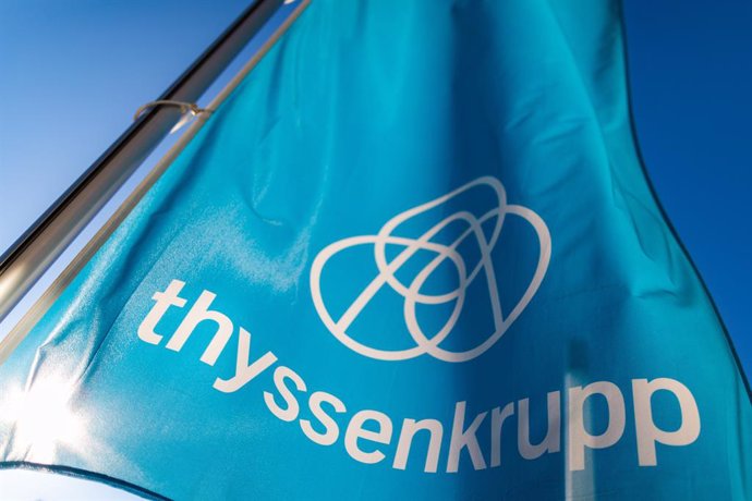 Archivo - FILED - 27 February 2019, North Rhine-Westphalia, Dortmund: A flag with the Thyssenkrupp company logo is pictured in Dortmund. In the face of an economic downturn and major layoffs at large German firms such as SAP, ThyssenKrupp and Bosch, execu