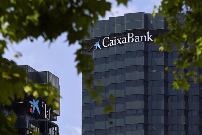 Archivo - Edificio de Caixabank