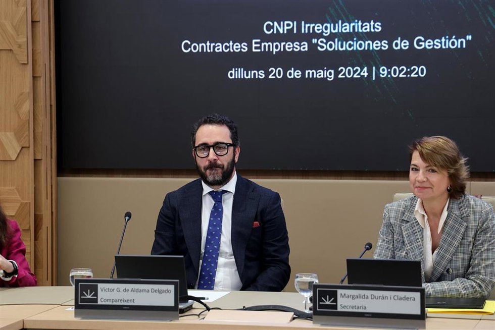 Archivo - El presidente del Zamaro CF, Víctor de Aldama, sentado junto a la secretaria de la comisión y diputada regional del PP Margalida Durán, comparece ante la comisión no permanente de investigación en el Parlament balear, a 20 de mayo de 2024, en 