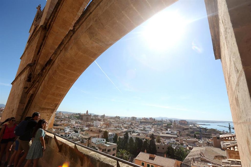 Archivo - Visitantes en las terrazas de la catedral de Mallorca.