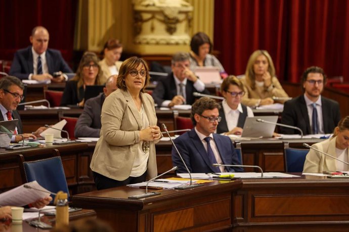 Archivo - La consellera de Presidencia y Administraciones Públicas del Govern balear, Antònia Estarellas, interviene durante un pleno en el Parlament balear.