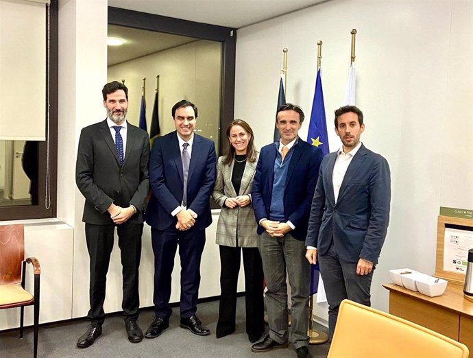 Jorge García Montoro, acompañado por el secretario general de la Consejería, José Francisco Lajara; la directora de la Oficina de la Región de Murcia en Bruselas, Lucía Huertas, mantiene una reunión con los representantes del Banco Europeo de Inversiones