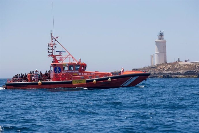 Archivo - Una nave de Salvamento Marítimo realzia un rescate en una imagen de archivo.