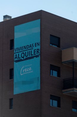 Archivo - Cartel de alquiler en un edificio de viviendas en Madrid