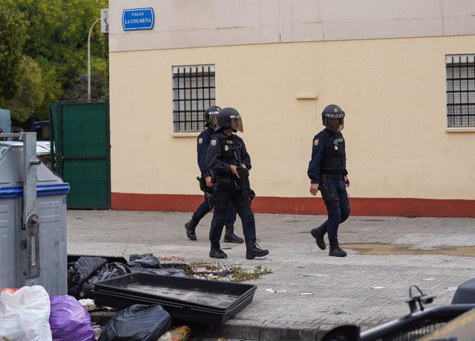 Archivo - Efectivos de la Policía Nacional desplegados en el Polígono Sur. Imagen de archivo.