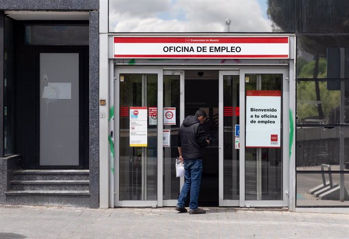 Archivo - Una persona entrando en una oficina de empleo