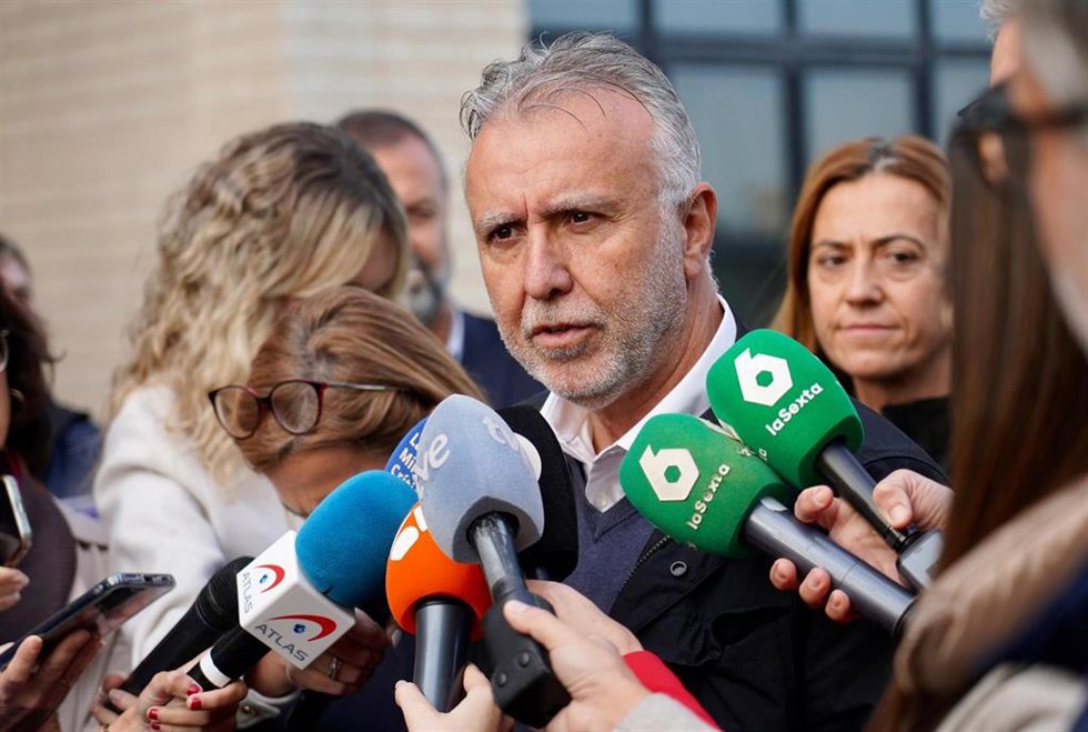 El ministro de Política Territorial y Memoria Democrática, Ángel Víctor Torres, ofrece declaraciones a los medios a su llegada la reunión del Centro de Coordinación Operativo Integrado (CECOPI) de la Comunitat Valenciana, a 18 de noviembre de 2024, en l