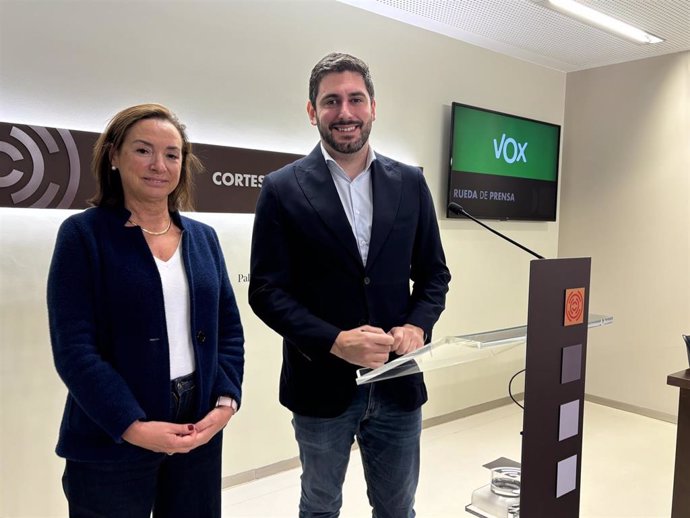 El portavoz de VOX en las Cortes de Aragón, Alejandro Nolasco, y la diputada Carmen Rouco.