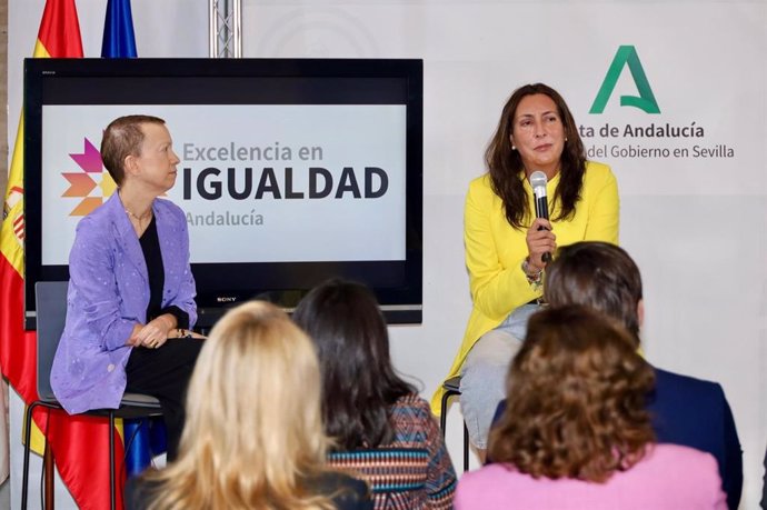 La consejera de Inclusión Social, Juventud, Familias e Igualdad, Loles López (d), y la directora del Instituto Andaluz de la Mujer (IAM), Olga Carrión (i).