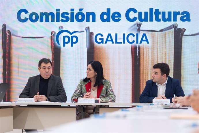 Román Rodríguez, Paula Prado y Daniel Chapela en la comisión de Cultura del PPdeG.