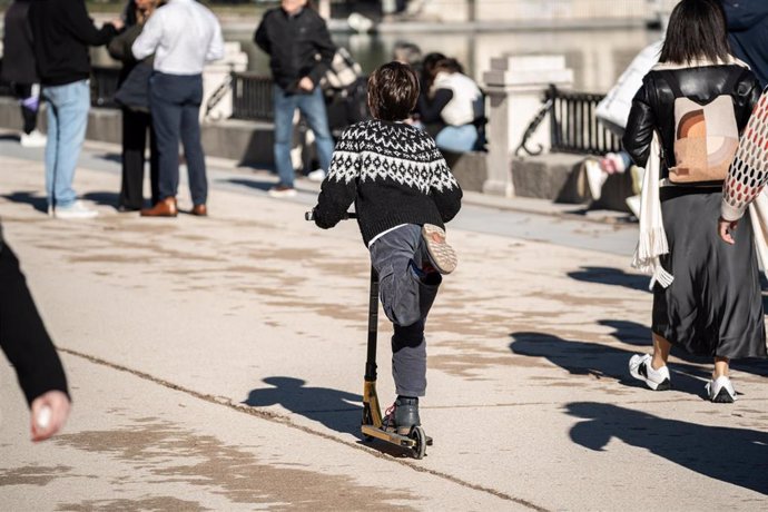 Archivo - Varios niños juegan con sus juguetes, en el Parque de El Retiro, a 6 de enero de 2024, en Madrid (España). 