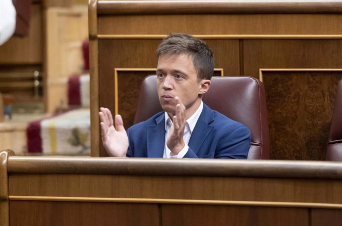 Archivo - El exportavoz de Sumar, Iñigo Errejón, aplaudiendo en una sesión plenaria