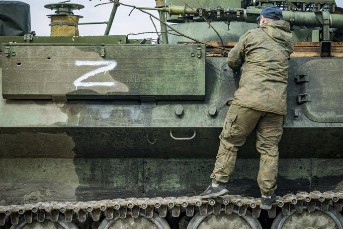 Archivo - Soldado ucraniano en un vehículo blindado capturado con el símbolo Z del ejército ruso en Ucrania (archivo)