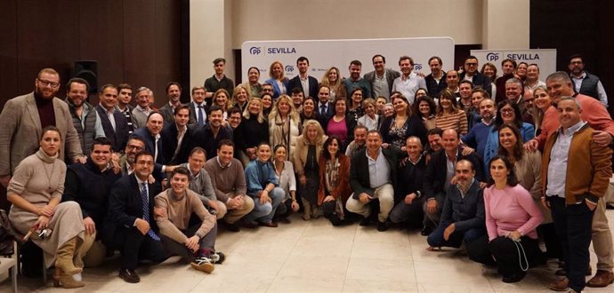 Los populares en una foto de grupo en su comité de dirección provincial