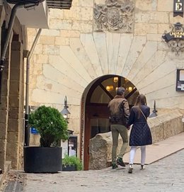 Imagen facilitada por el PSPV en Morella (Castellón) de los concejales de Vox en el Ayuntamiento de València Juanma Badenas y Cecilia Herrero