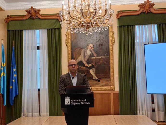 El portavoz del Gobierno del Ayuntamiento de Gijón, Jesús Martínez Salvador, en rueda de prensa en el Consistorio gijonés.