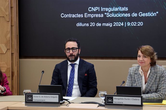 Archivo - El presidente del Zamaro CF, Víctor de Aldama, sentado junto a la secretaria de la comisión y diputada regional del PP Margalida Durán, comparece ante la comisión no permanente de investigación en el Parlament balear, a 20 de mayo de 2024, en Pa