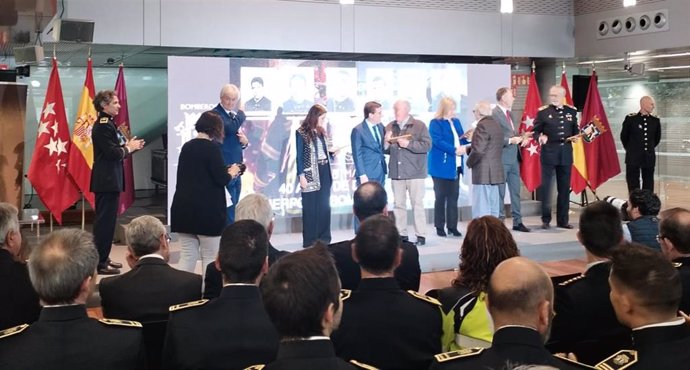 El Ayuntamiento de Madrid rinde homenaje a sus bomberos más veteranos con un recuerdo a todas sus grandes intervenciones