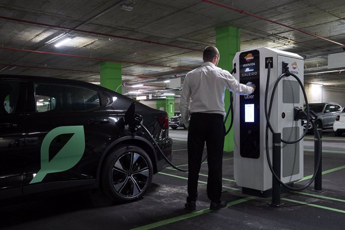 Conductor de Auro utilizando punto de recarga para coches eléctricos