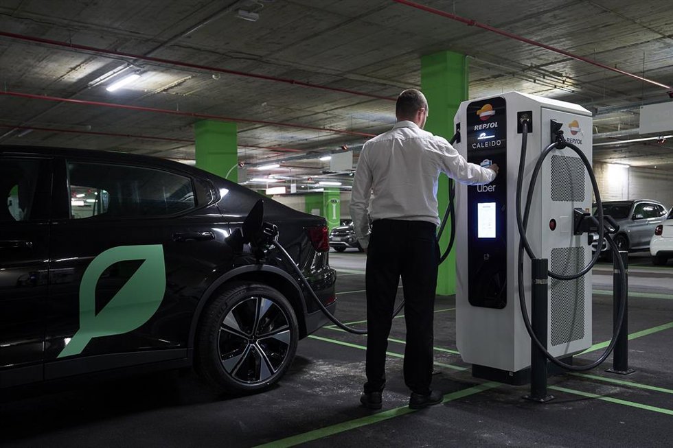Conductor de Auro utilizando punto de recarga para coches eléctricos