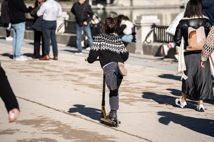 Archivo - Varios niños juegan con sus juguetes, en el Parque de El Retiro, a 6 de enero de 2024, en Madrid (España). Los españoles han gastado un 36% más en compras de Navidad este año que en 2022, con un gasto medio de 410 euros, según datos de Milanunci