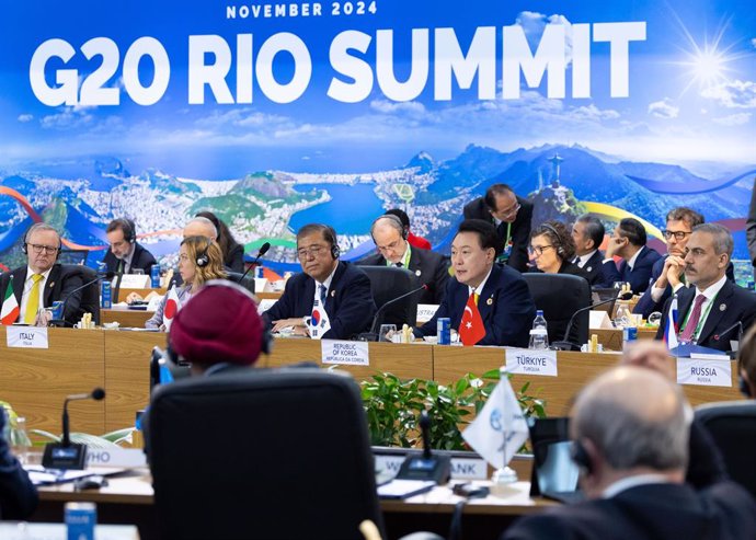 19 November 2024, Brazil, Rio de Janeiro: South Korean President Yoon Suk Yeol (2nd R) speaks during the first session of the G20 Summit in Rio de Janeiro. Photo: -/yonhap/dpa