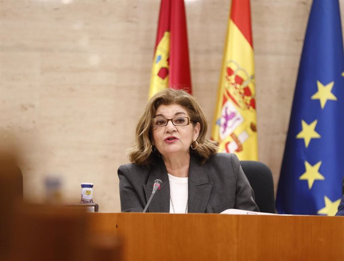 La directora general de CMM, Carmen Amores, durante su comparecencia en la Comisión de Presupuestos de las Cortes de C-LM.