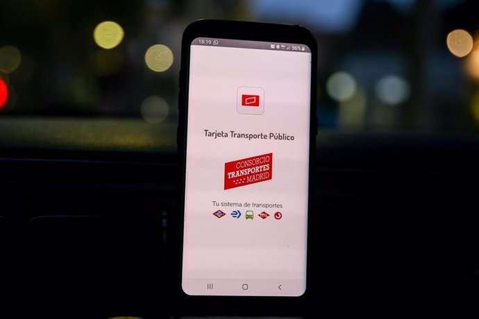 Archivo - Fotografías de recursos de la nueva app de la comunidad de Madrid 'Tarjeta de Transporte' para recargar y pagar en el móvil y que estará disponible para todos los usarios para fin de año.