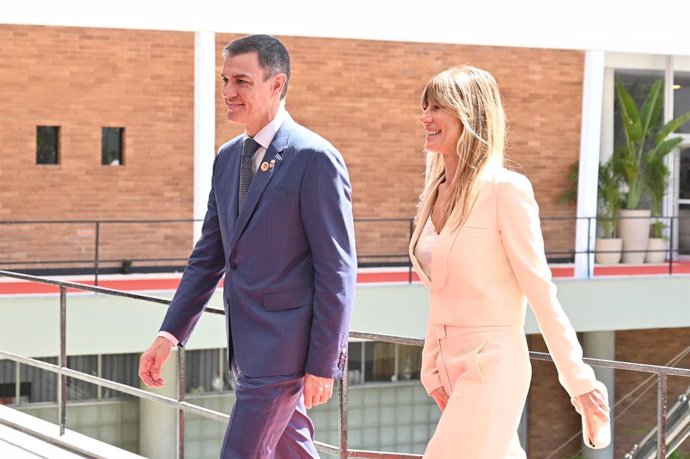 El presidente de Gobierno, Pedro Sánchez, y su mujer, Begoña Gómez, ha su llegada a la Cumbre del G20, a 18 de noviembre de 2024, en Río de Janeiro (Brasil)