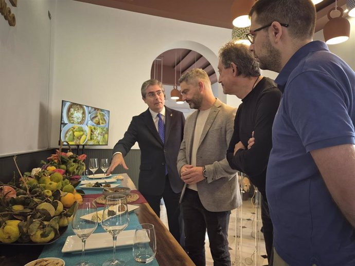 El concejal de Turismo, Comercio y Consumo, Jesús Pacheco, presenta el nuevo Plan de Turismo Gastronómico 'Murcia, desde el sabor' junto a representantes de Hoytú, Jecomur y otras entidades y empresas del sector