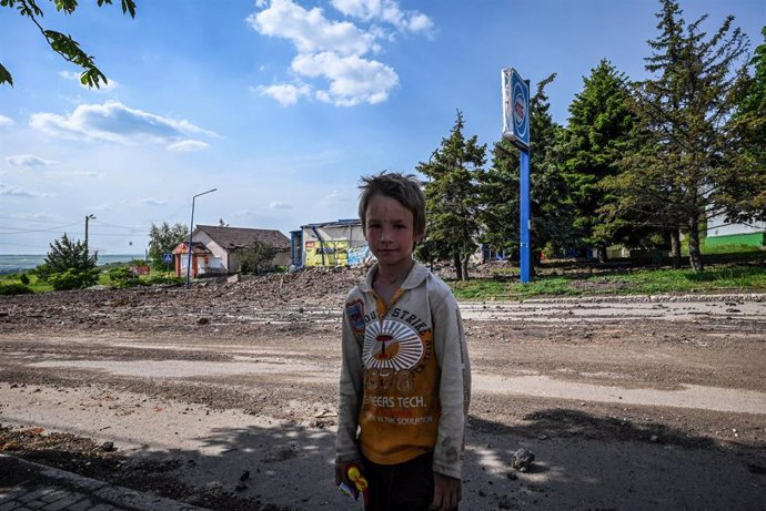 Archivo - Un niño ucraniano en Donetsk, en el este de Ucrania. 