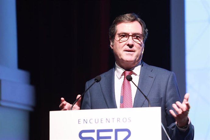 El presidente de Confederación Española de Organizaciones Empresariales (CEOE), Antonio Garamendi, interviene en los 'Encuentros de la SER Andalucía'. A 19 de noviembre de 2024, en Sevilla (Andalucía, España).