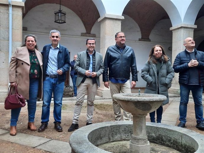 El presidente de la Diputación de Badajoz, Miguel Ángel Gallardo, y el alcalde de Mérida, Antonio Rodríguez Osuna, entre otras autoridades en la visita al antiguo Palacio de Justicia de la capital extremeña