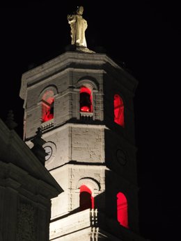 Catedral de Valladolid iluminada en rojo.