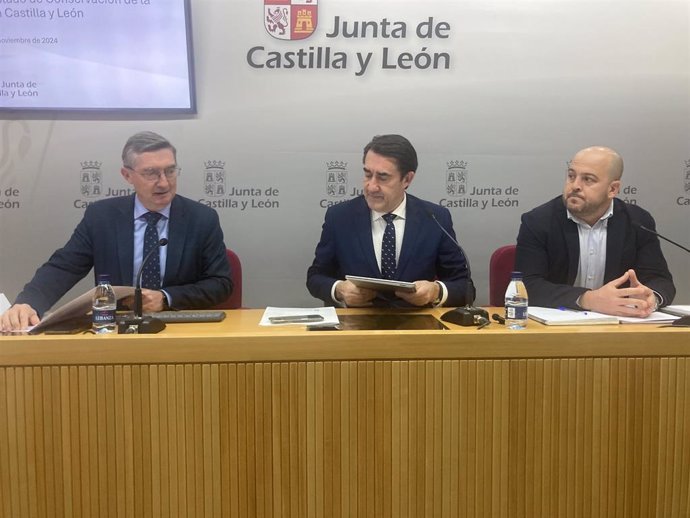 Arranz (i), Suárez-Quiñones y Cubero., en rueda de prensa.