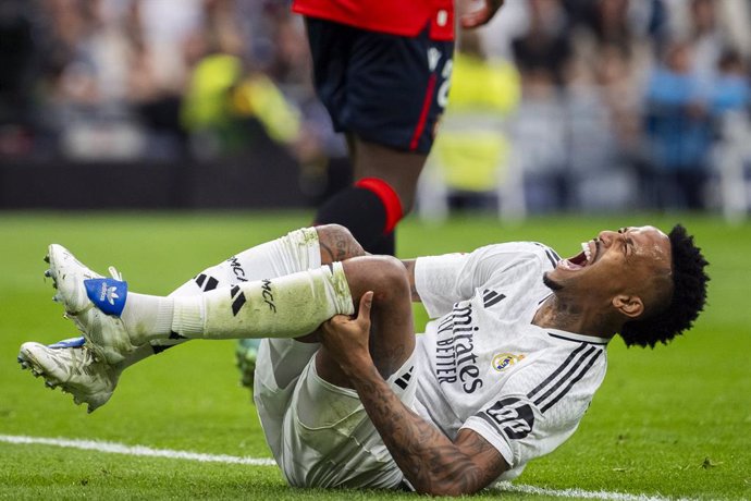 09 November 2024, Spain, Madrid: Real Madrid's Eder Militao reacts to an injury during the Spanish Primera Division soccer match between Real Madrid CF and CA Osasuna at the Santiago Bernabeu Stadium. Photo: Alberto Gardin/ZUMA Press Wire/dpa