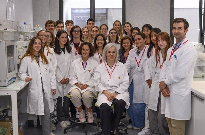 Estudiantes y profesores del equipo SWICEU de la CEU UCH creadores de la campaña “Act & Play” con motivo de la Semana Mundial de Concienciación sobre el Uso de los Antimicrobianos de 2024.