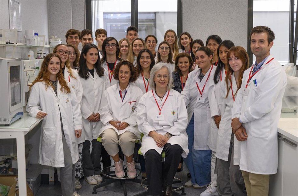 Estudiantes y profesores del equipo SWICEU de la CEU UCH creadores de la campaña Act & Play con motivo de la Semana Mundial de Concienciación sobre el Uso de los Antimicrobianos de 2024.