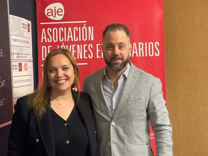 La nueva presidenta de AJE Vigo, Águeda Ubeira, junto al expresidente de la entidad, Iván Suárez.