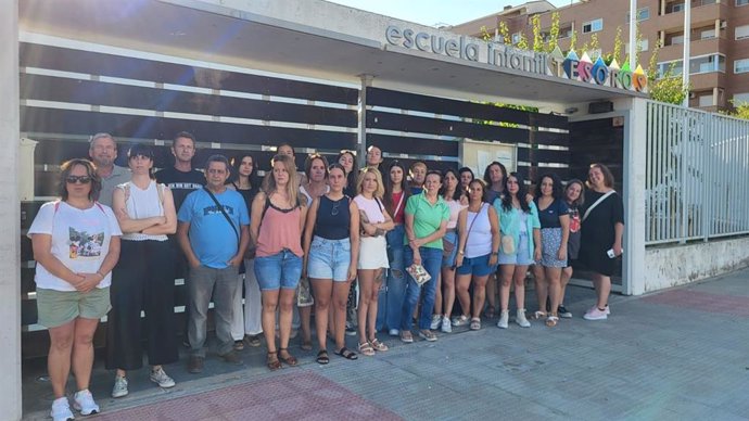 Archivo - Trabajadoras de la escuela infantil Tesoros de Arganda del Rey se concentran a la puerta de las instalaciones, a 3 de septiembre de 2024. 