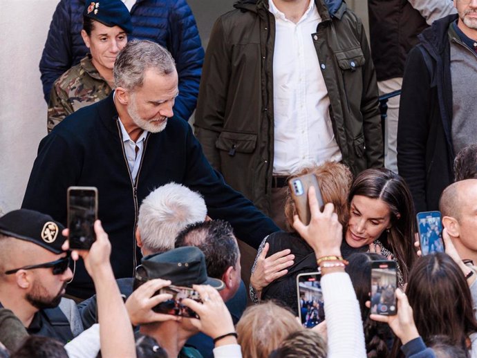 Los Reyes Felipe VI y Letizia durante la visita a la localidad de Chiva, tres semanas después de la DANA