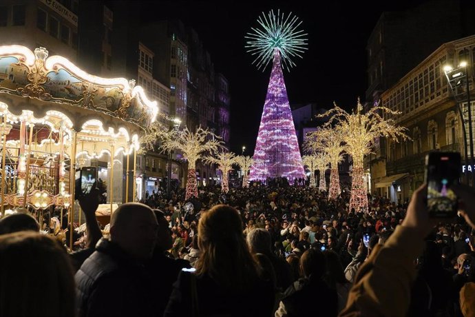 Cientos de personas asisten al encendido de las luces de Navidad en Porta do Sol, a 16 de noviembre de 2024, en Vigo, Pontevedra, Galicia (España).