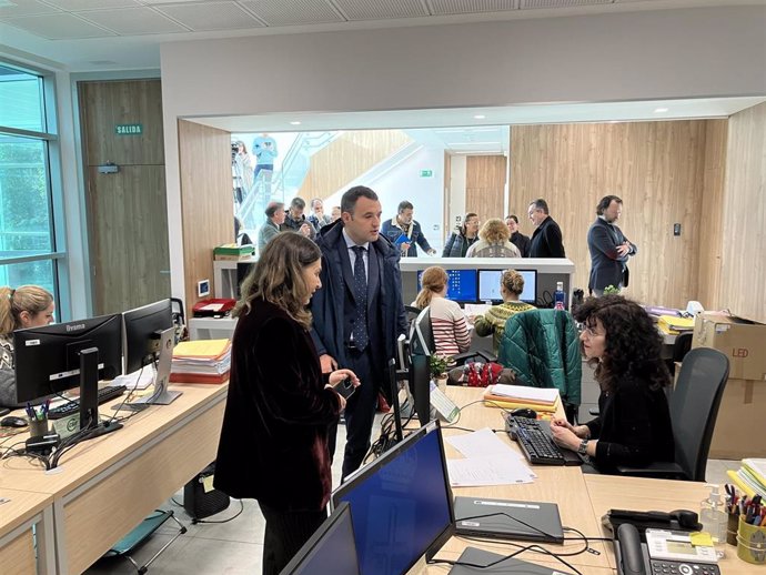 El consejero de Hacienda, Guillermo Peláez, visita el nuevo Palacio de Justicia de Langreo.