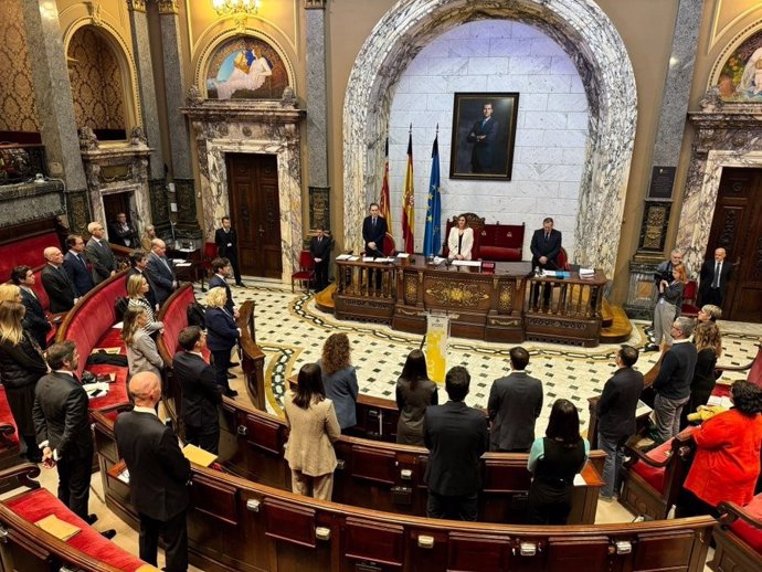 Imagen del inicio del pleno ordinario de noviembre 2024 celebrado en el Ayuntamiento de València. La sesión ha arrancado con un minuto de silencio por las víctimas de la DANA.